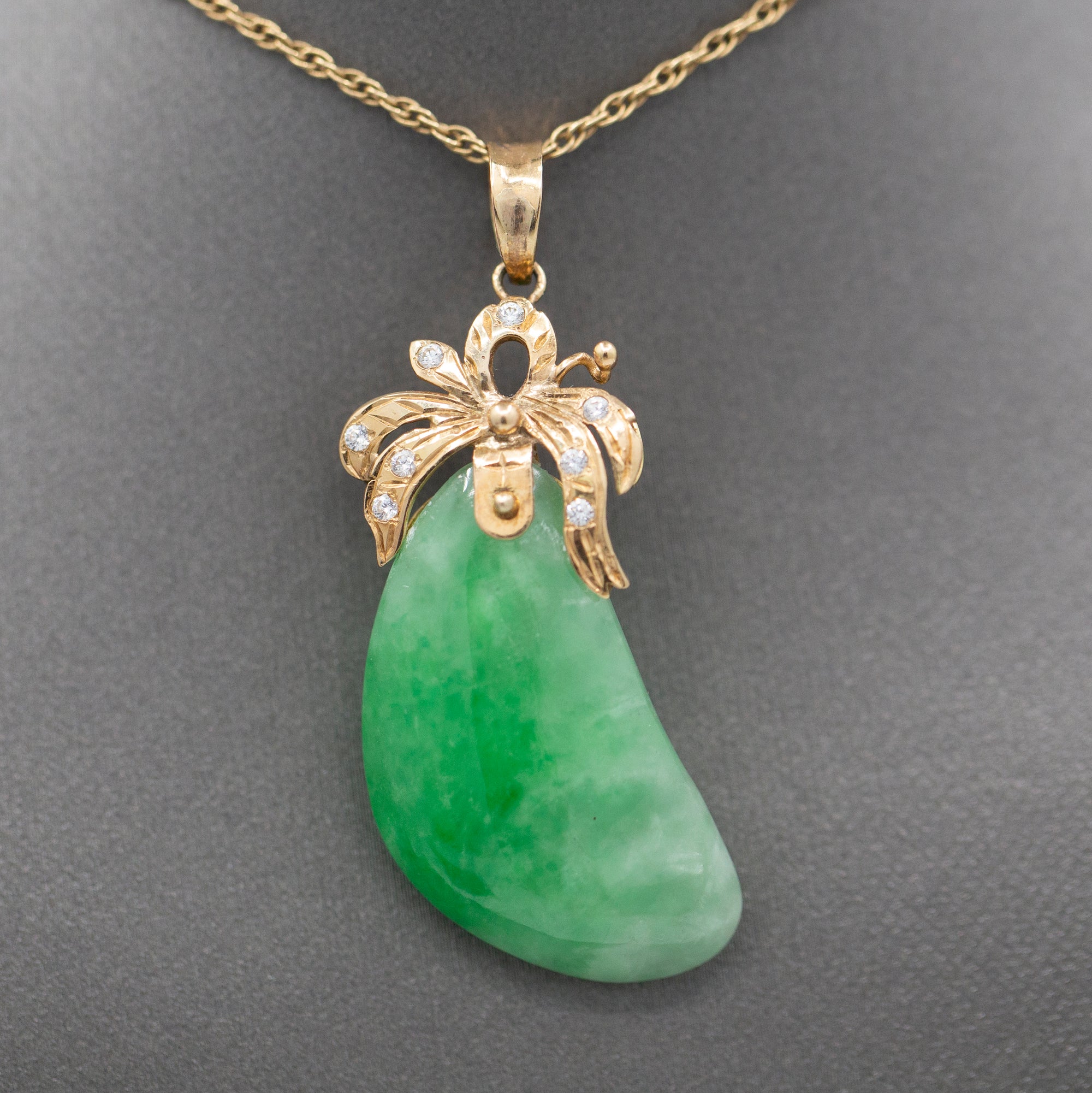 Vintage Green Jadeite Jade and Diamond Pendant Necklace in 14k Yellow Gold