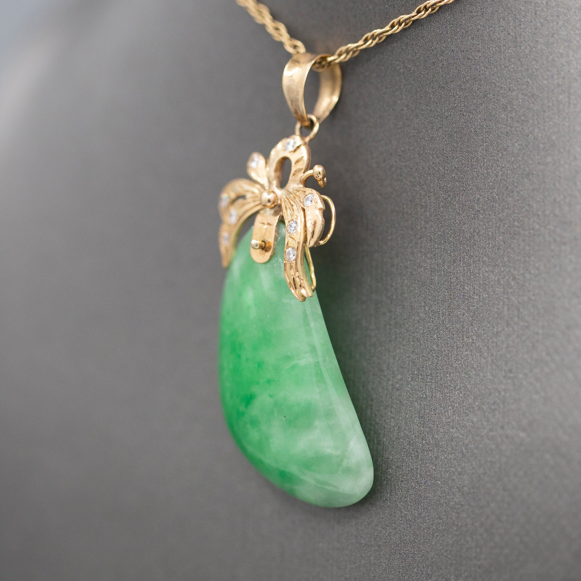 Vintage Green Jadeite Jade and Diamond Pendant Necklace in 14k Yellow Gold