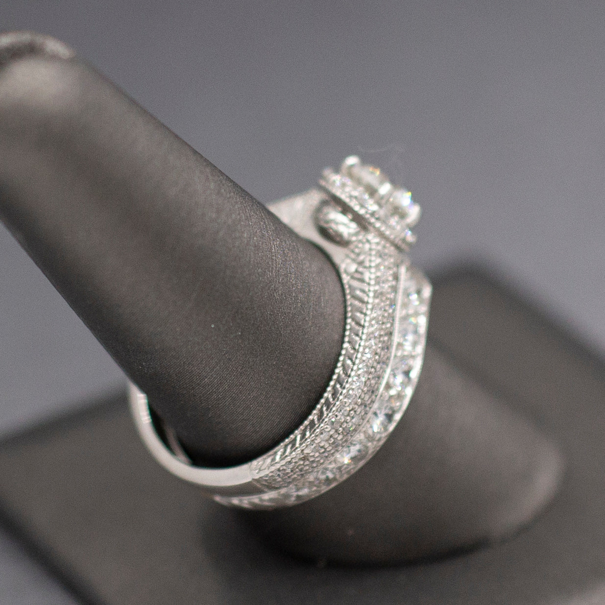 Romantic Round Diamond Halo Engraved Wedding Ring Set In 18k White Gold