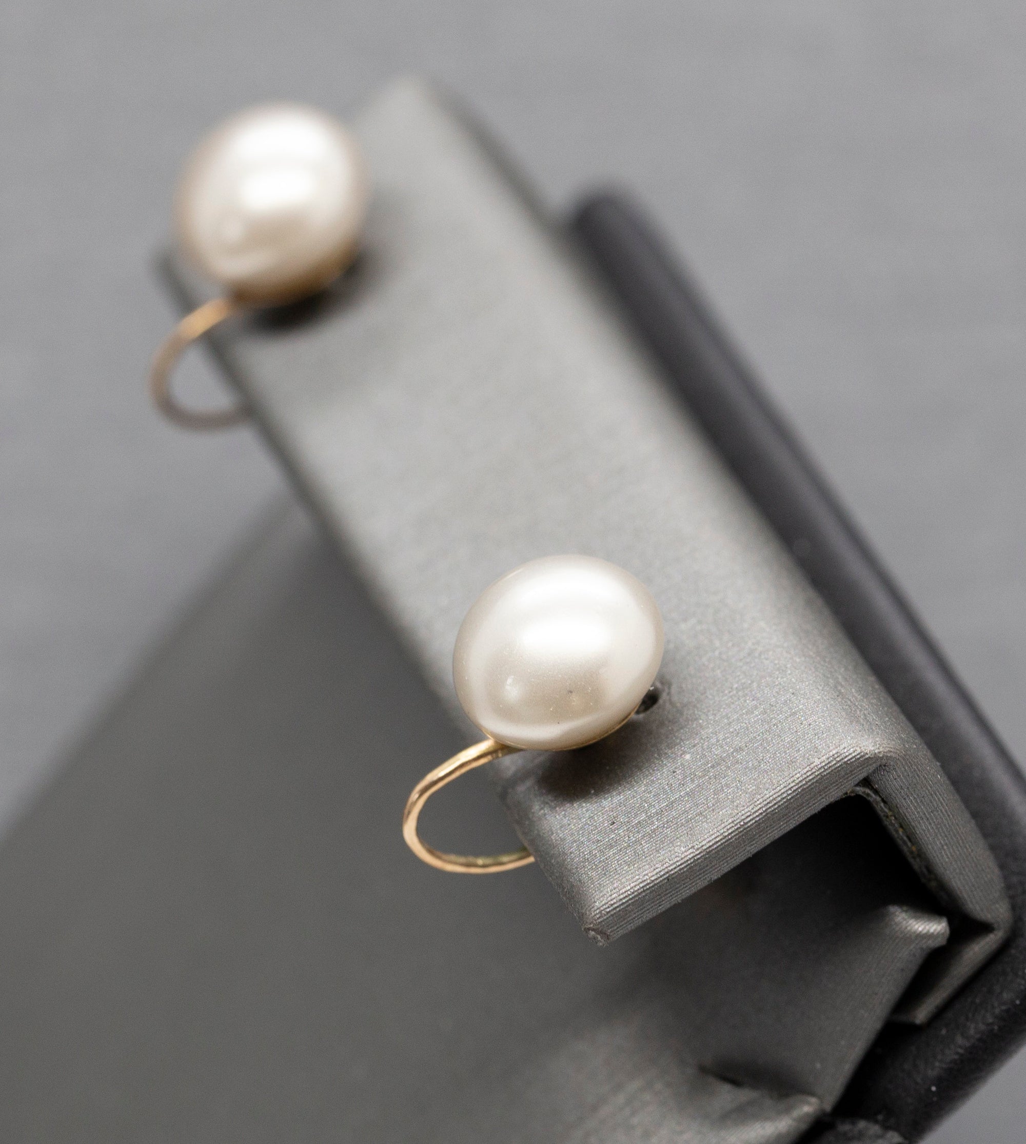 Vintage 10mm Button Pearl Screw Back Earrings 10k Yellow Gold